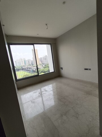Room in 4 BHK Apartment at Oberoi Enigma, Mulund West – for Sale