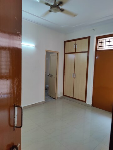 Room in 3 BHK Independent House at Arun Vihar Sector 37, Sector 37 – for Rent