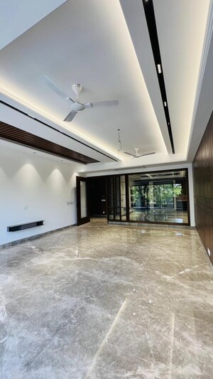 Parking in 4 BHK Builder Floor at Kohli One Malibu Town, Sector 47 – for Sale