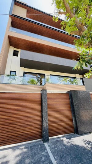 Furnished Amenities in 4 BHK Builder Floor at Kohli One Malibu Town, Sector 47 – for Sale