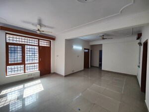 Room in 3 BHK Apartment at Arun Vihar Sector 37, Sector 37 – for Sale