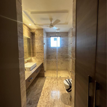 Bathroom in 4 BHK Builder Floor at Unitech South City Heights, South City 1 – for Sale