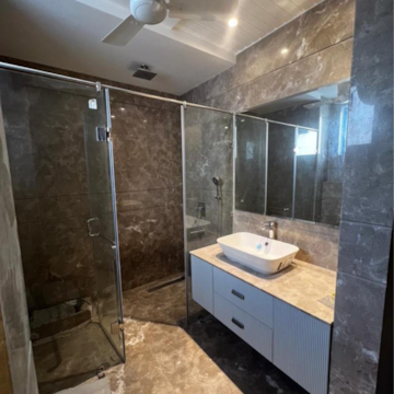 Bathroom in 4 BHK Builder Floor at Unitech South City Heights, South City 1 – for Sale