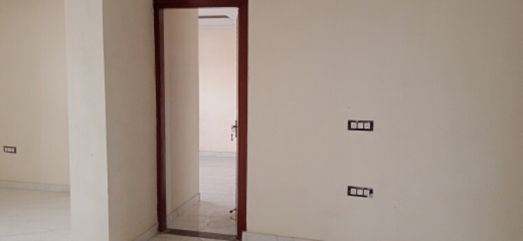 Room, sector 75 3 Bedroom 250 Sq.Yd. Builder Floor In Sector 75 Faridabad 8770876