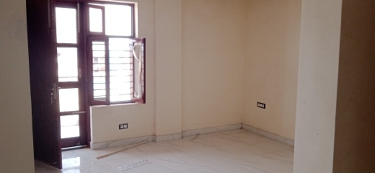 Room, sector 75 3 Bedroom 250 Sq.Yd. Builder Floor In Sector 75 Faridabad 8770876