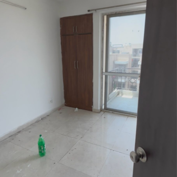 Room in 2 BHK Apartment at Signature Global Signum 71, Sector 73 – for Rent