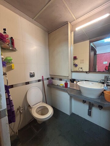 Master Bedroom in 2 BHK Apartment at Riddhi Tower, Malad East – for Rent