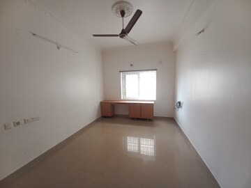 Room in 3 BHK Apartment at Kondapur – for Rent