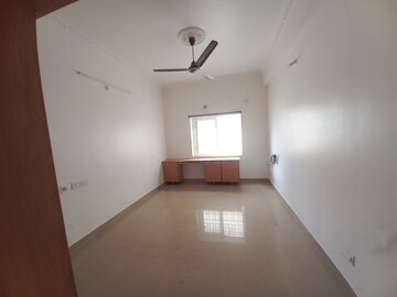 Room in 3 BHK Apartment at Kondapur – for Rent