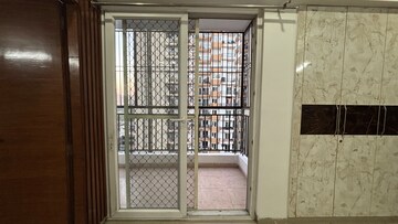 Room in 3.5 BHK Apartment at Nirala Estate, Tech Zone 4 Greater Noida – for Sale