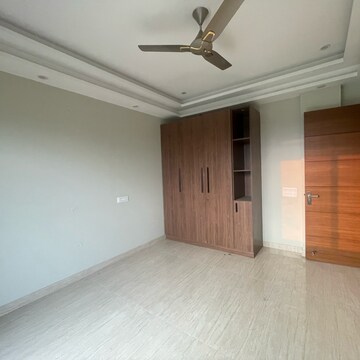 Room in 3 BHK Villa at BPTP Amstoria Country Floor, Sector 102 – for Rent