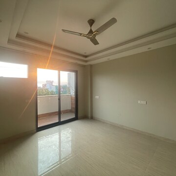 Room in 3 BHK Villa at BPTP Amstoria Country Floor, Sector 102 – for Rent