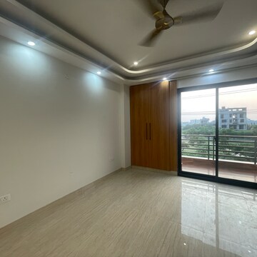 Room in 3 BHK Villa at BPTP Amstoria Country Floor, Sector 102 – for Rent