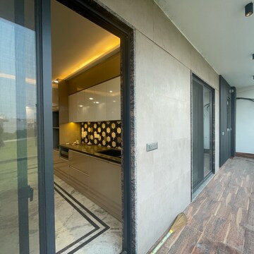 Building Lobby in 3 BHK Villa at BPTP Amstoria Country Floor, Sector 102 – for Rent