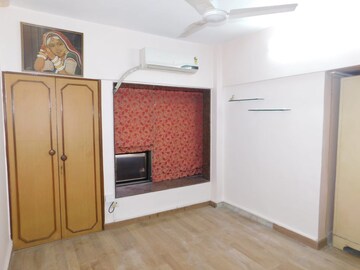 Room in 3 BHK Apartment at Juhu – for Rent