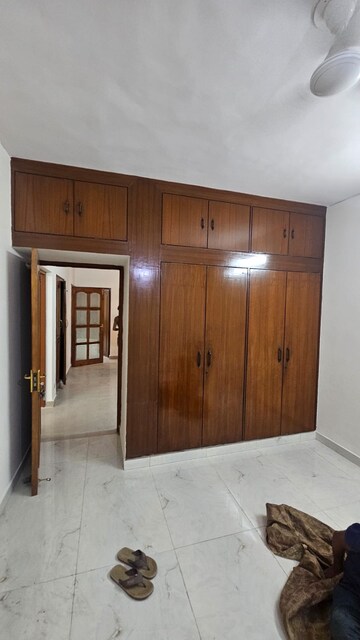 Room in 3 BHK Apartment at Sarita Vihar – for Rent