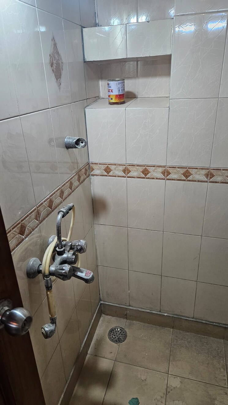 Bathroom, sarita vihar 3 Bedroom 1500 Sq.Ft. Apartment In Sarita Vihar Delhi 8771817