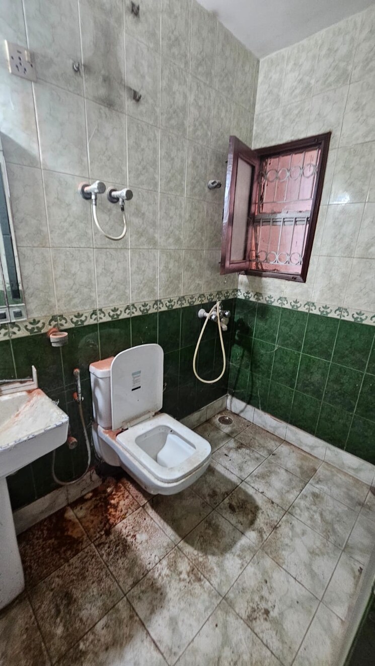 Bathroom, sarita vihar 3 Bedroom 1500 Sq.Ft. Apartment In Sarita Vihar Delhi 8771817