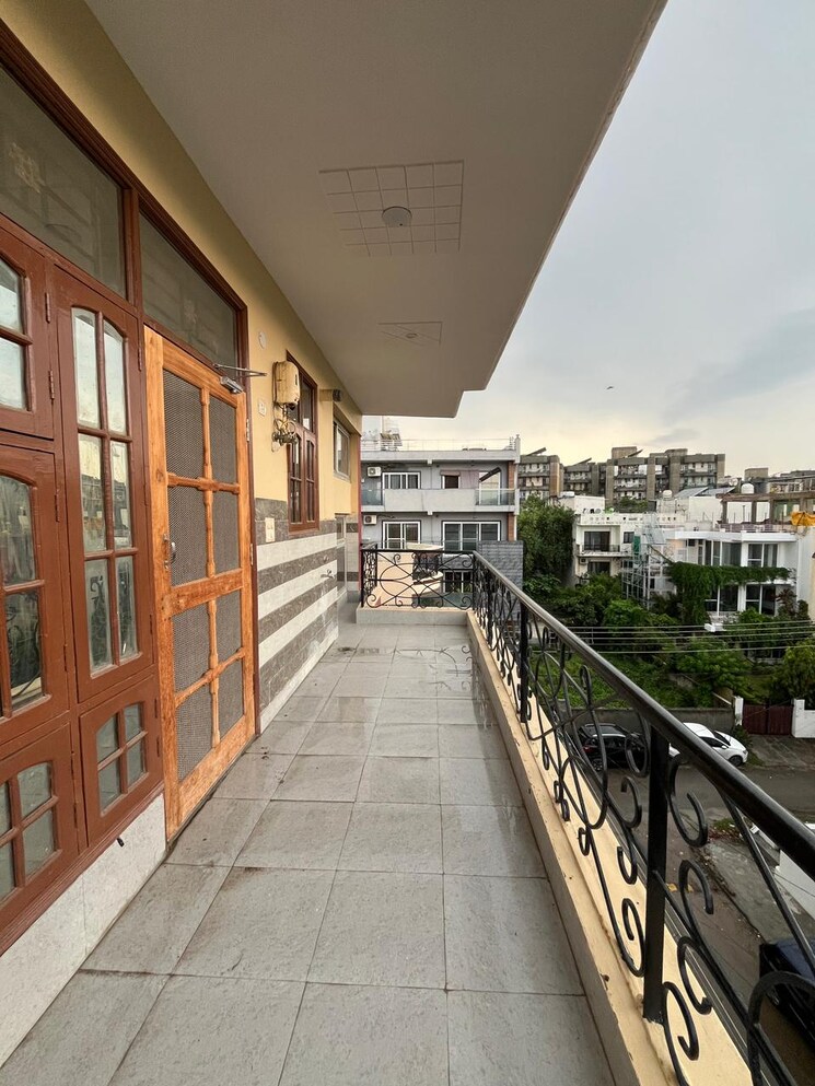 Balcony, sector 56 3 Bedroom 163 Sq.Yd. Independent House In Sector 56 Gurgaon 8772022