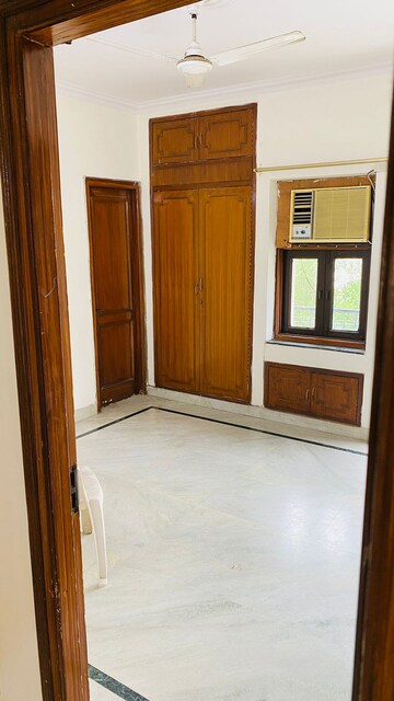 Room in 2 BHK Builder Floor at Green Park – for Rent