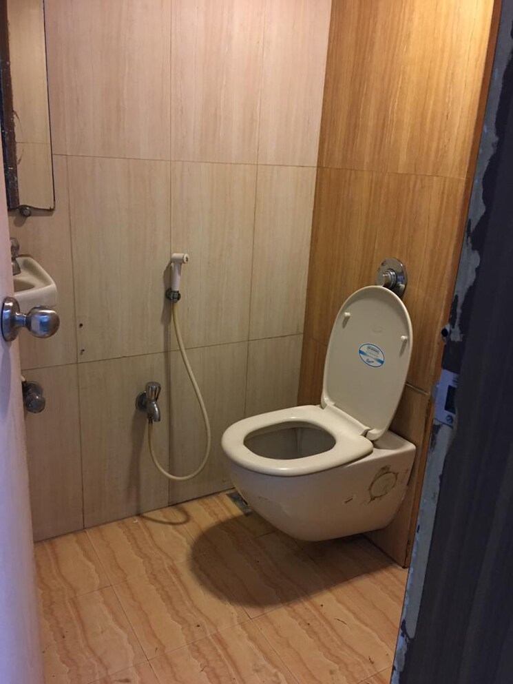 Washroom, express-zone Commercial Office Space 900 Sq.Ft. In Malad East Mumbai 8772106