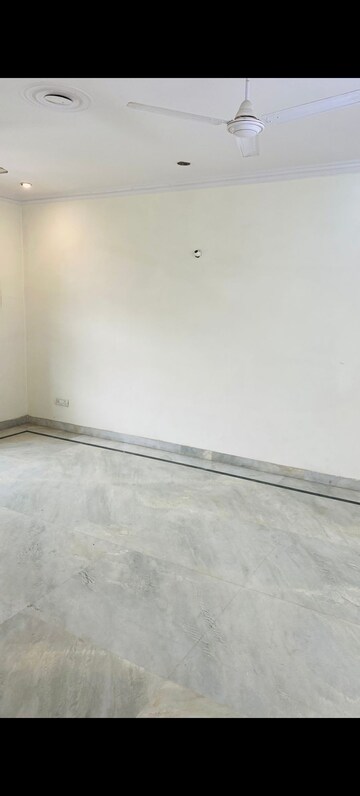 Room in 2 BHK Builder Floor at Green Park – for Rent
