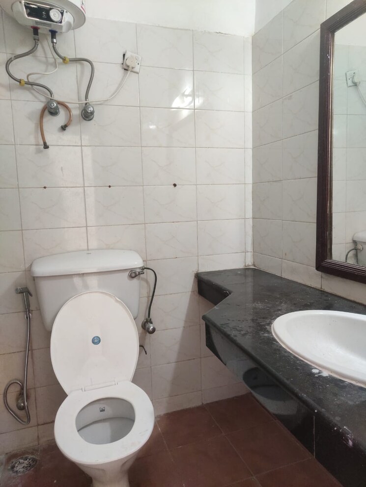 Bathroom, sector 57 3 Bedroom 300 Sq.Yd. Independent House In Sector 57 Gurgaon 8772317