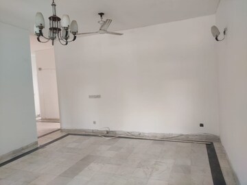 Room in 3 BHK Independent House at Sector 57 – for Rent