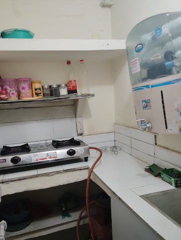 Master Bedroom in 1 BHK Builder Floor at Sector 33 – for Rent
