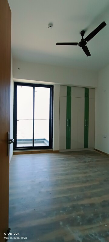 Room in 4 BHK Apartment at Apex The Rio, Ahinsa Khand 2 – for Rent