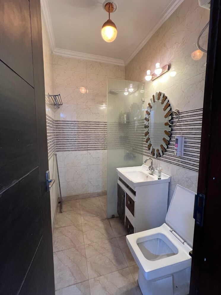 Bathroom, green fields colony 3 Bedroom 1700 Sq.Ft. Builder Floor In Green Fields Colony Faridabad 8772652