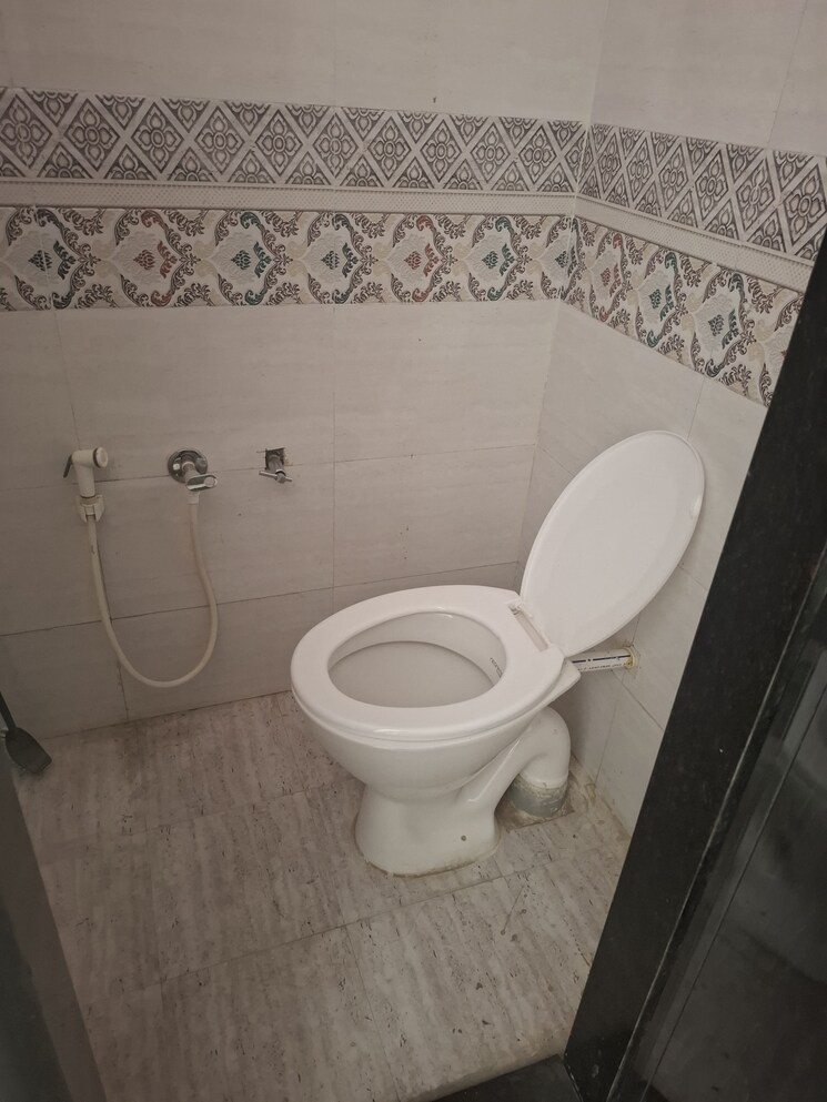 Bathroom, memnagar 2 Bedroom 1200 Sq.Ft. Apartment In Memnagar Ahmedabad 8772747