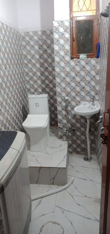 Bathroom in 1.5 BHK Builder Floor at Vaishali Sector 5 – for Rent