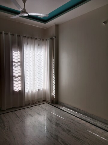 Room in 2 BHK Builder Floor at Sector 18 – for Rent