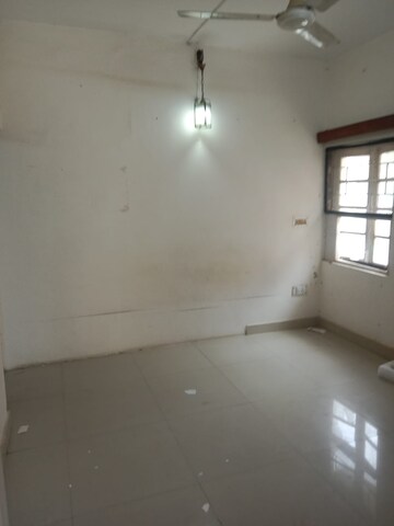 Room in 1.5 BHK Apartment at RWA Qutab Enclave, Katwaria Sarai – for Rent