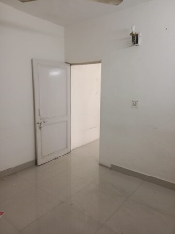 Room in 1.5 BHK Apartment at RWA Qutab Enclave, Katwaria Sarai – for Rent