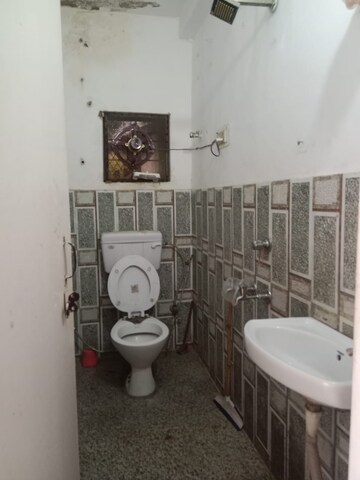 Bathroom in 1.5 BHK Apartment at RWA Qutab Enclave, Katwaria Sarai – for Rent
