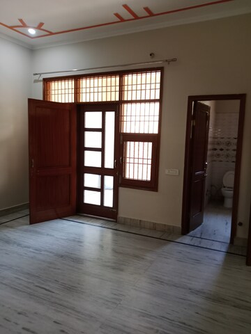 Room in 2 BHK Builder Floor at Sector 18 – for Rent