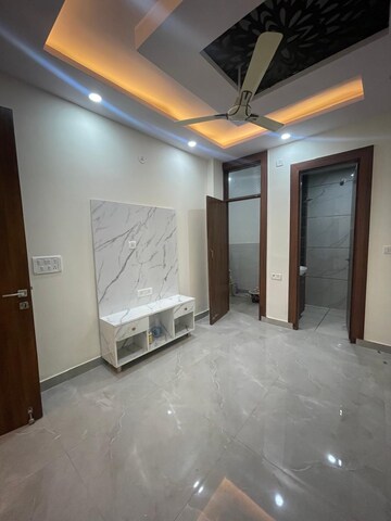 Room in 4 BHK Apartment at Windsor Paradise 2, Raj Nagar Extension – for Sale
