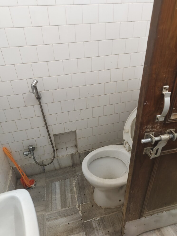 Attached Bathroom, gomti nagar 1.5 Bedroom 1000 Sq.Ft. Independent House In Gomti Nagar Lucknow 8773115