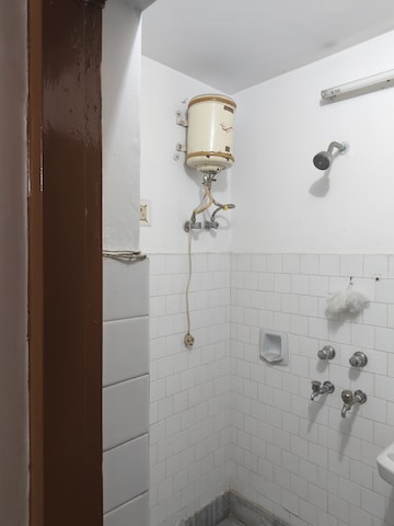 Bathroom in 1.5 BHK Independent House at Gomti Nagar – for Rent