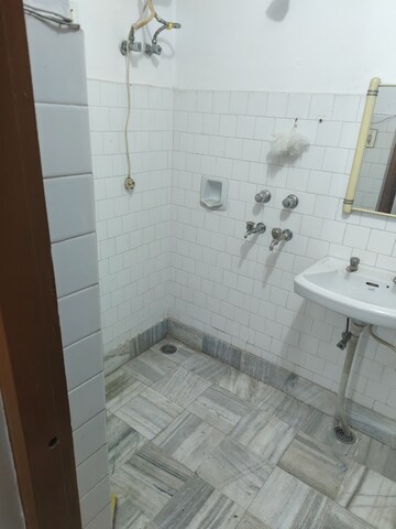 Bathroom in 1.5 BHK Independent House at Gomti Nagar – for Rent
