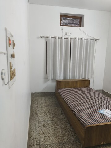Bedroom in 1.5 BHK Independent House at Gomti Nagar – for Rent