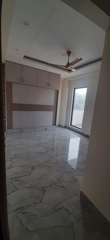 Room in 4 BHK Builder Floor at Ansal Sushant Lok I, Sector 43 – for Rent