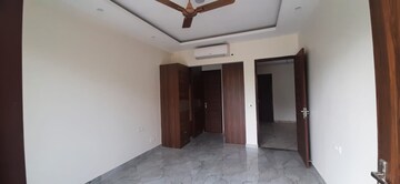 Room in 4 BHK Builder Floor at Ansal Sushant Lok I, Sector 43 – for Rent