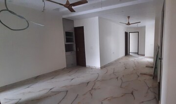 Room in 4 BHK Builder Floor at Ansal Sushant Lok I, Sector 43 – for Rent