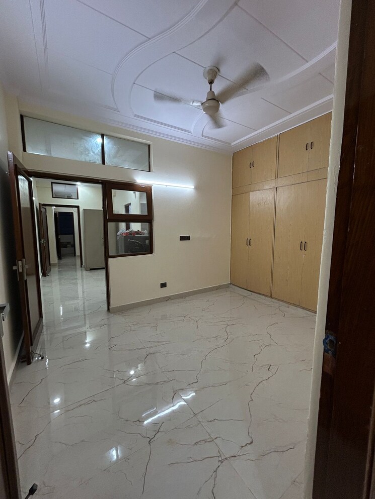 Room, sector 6 dwarka 3 Bedroom 2000 Sq.Ft. Apartment In Sector 6 Dwarka Delhi 8773296