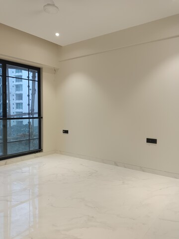 Room in 2 BHK Apartment at Supreme Stellar, Khar West – for Rent