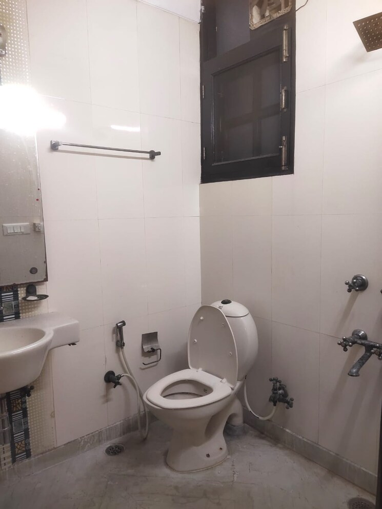 Bathroom, rwa-apartments-sector-39 3 Bedroom 200 Sq.Ft. Independent House In Sector 39 Noida 8773583