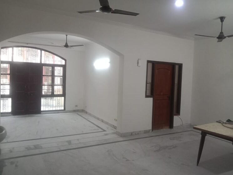 Room, rwa-apartments-sector-52 3 Bedroom 200 Sq.Mt. Independent House In Sector 52 Noida 8773589